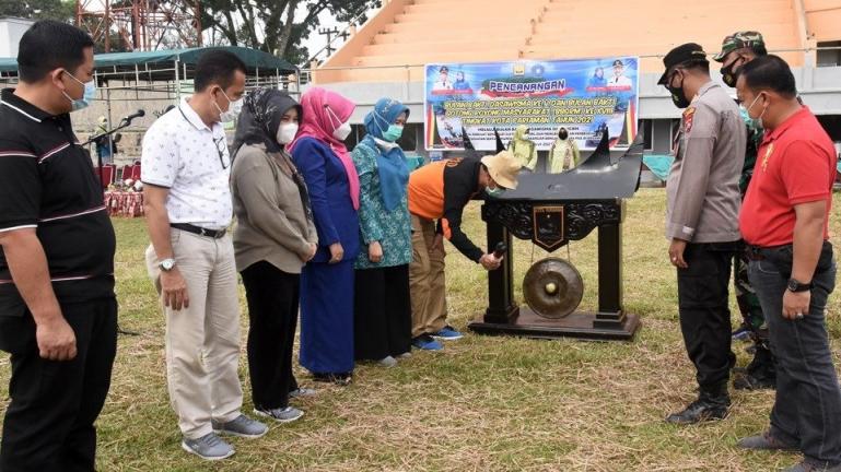 Genius Umar memukul gong tanda pencananga BBGRM ke-18 dimulai di kota itu, Jumat (12/3). (Dok : Istimewa)