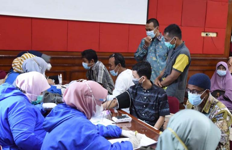 Wali Kota Pariaman, Genius Umar saksikan langsung pelaksanaan vaksinasi massal yang diadakan Kota Pariaman, Sabtu (26/6). (Dok : Istimewa)