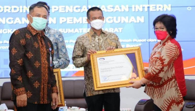 Wali Kota Pariaman, Genius Umar saat menerima penghargaan dari BPKP RI di Padang, Kamis (3/6). (Dok : Istimewa)