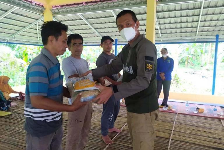 Wali Kota Genius Umar serahkan bantuan bibit tanaman produktif kepada Keltan Maju Bersama Dusun Padang Tampek, Desa Marunggi, Jumat (4/6). (Dok : Istimewa)