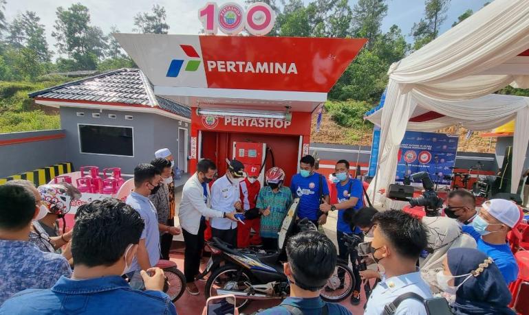 Sales Area Manager (SAM) Retail Pertamina Sumbar, I Made Wira Pramarta bersama Bupati Limapuluh Kota, Safaruddin Datuak Bandaro Rajo saat meresmikan Gerai Pertashop ke-100 di Nagari Batu Balang di kabupaten tersebut, Jumat (11/6). (Dok : Istimewa)