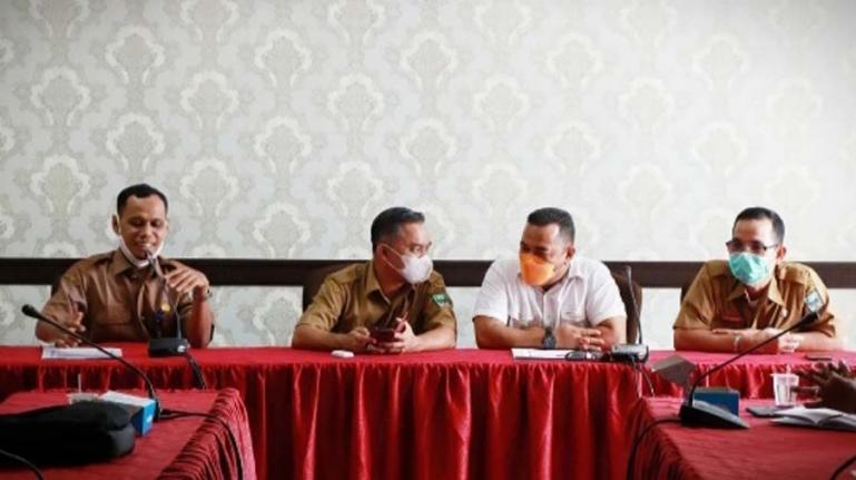 Komisiner KI Sumbar, Adrian Tuswandi saat beri materi pada workshop PPID utama dan pembantu di Kabupaten Padangpariaman, Selasa (22/6). (Dok : Istimewa)