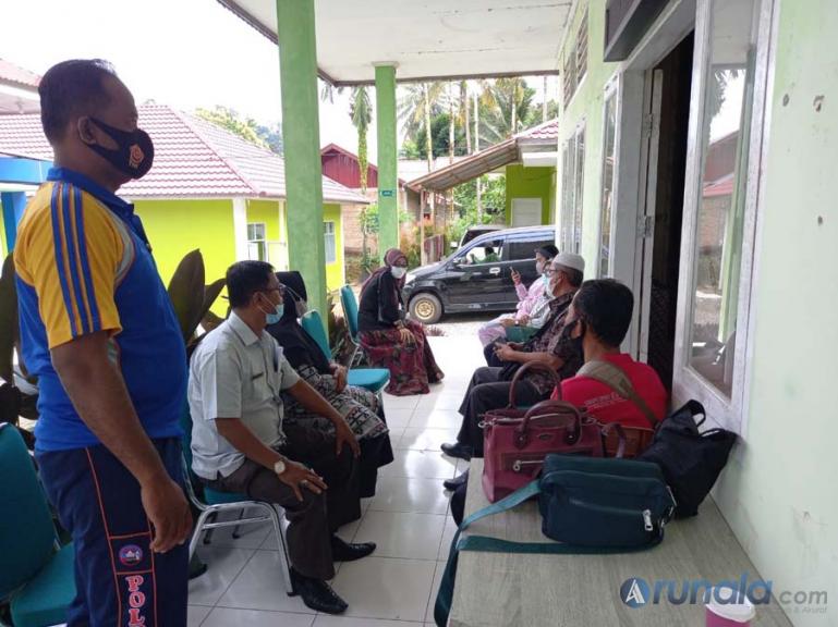 Kapolsek Koto XI Tarusan, Iptu Advianus dan jajarannya memantau proses vaksinasi yang dilakukan di Puskesmas Barung-Barung Belantai, Pessel, Sabtu (19/6). (Foto : Snm)