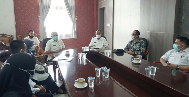 Rombongan Kemenkes RI bersama Wabup Solsel, Yulian Efi dan Kepala Diskes Novirman membahas penempatan enam tenaga kesehatan untuk Puskesmas Lubuk Ulang Aling, di Padang Aro, Rabu (2/6). (Dok : Istimewa)