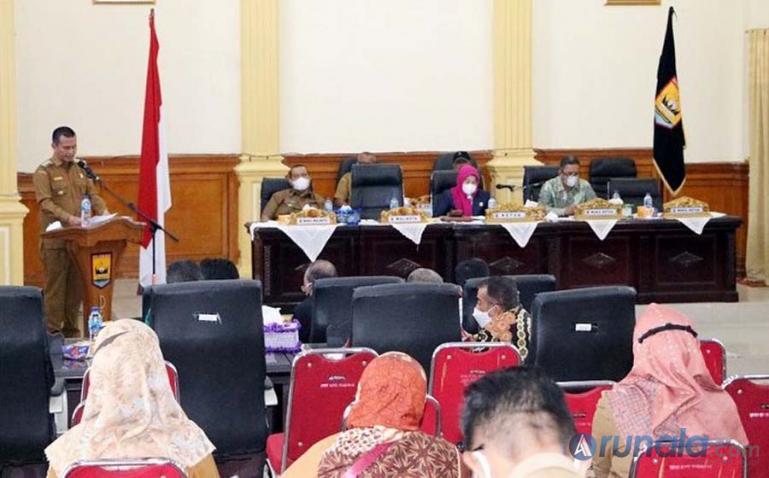 Wali Kota Pariaman, Genius Umar saat menyampaikan jawaban atas pandangan fraksi-fraksi di DPRD Pariaman dalam rapar paripurna Ranperda pertanggungjawaban pelaksanaan APBD Kota Pariaman tahun anggaran 2020, Selasa (15/6). (Foto : Arzil)