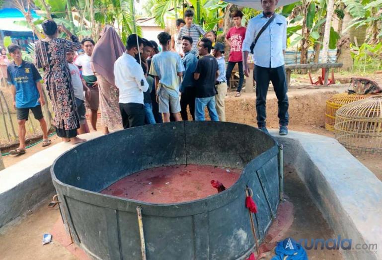 Warga menyaksikan lokasi judi sabung ayam setelah digerebek tim Opsnal Opsnal Satreskrim Polres Pessel, di Kampung Dalam, Tarusan, Rabu sore (2/6). (Foto : Rio)