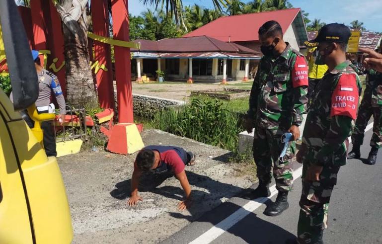 Masyarakat yang terjadi operasi Yustisi di Ulakan Tapakis disuruh push up tim Satgas Covid-16 kecamatan itu, Jumat (18/6). (Dok : Istimewa)