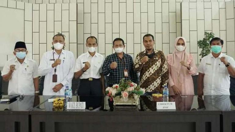 Wabup Solsel, Yulian Efi menerima kunjungan pihak kampus PNP di aula Sarantau Sasurambi, kantor Bupati Solsel, Rabu siang (2/6). (Dok : Istimewa)