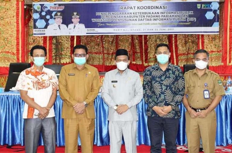 Wabup Padangpariaman, Rahmang saat buka rakor dan workshop penyusunan daftar informasi publik (DIP), di hall kantor bupati tersebut, Senin(21/6).