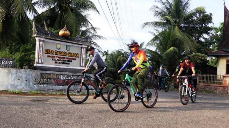 Genius Umar didampingi Sekko Pariaman, Yota Balad saat berkeliling desa dengan bersepeda, Minggu (13/6). (Dok : Istimewa)