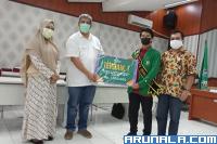 Warek III Unand, Insannul Kamil saat menyerahkan hadiah pada Refa Rahmaddiansyah sebagai terbaik I Pilmapres Unand 2021, Kamis (3/6). (Foto : Arzil)