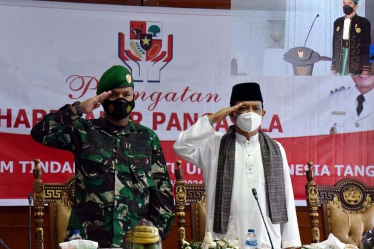Asisten I Setko Pariaman, Yaminu Rizal ikuti upacara peringatan Hari Lahir Pancasila  bersama pihak Kodim 0308/Pariaman di ruang kerja wali kota setempat, Selasa (1/6). (Dok : Istimewa)