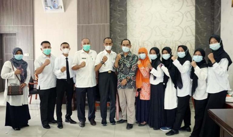 Wakil Bupati Solsel, Yulian Efi saat menerima kedatangan tim utusan Kemenkes RI di ruang kerjanya, terkait pelaksanaan program Nusantara Sehat di Kabupaten Solsel, Rabu (2/6). (Dok : Istimewa)