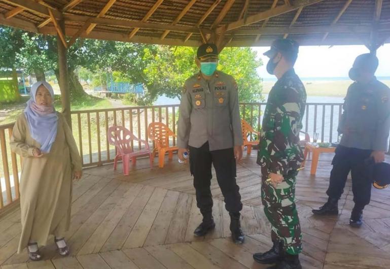 Dandim Dandim 0308/Pariaman, Letkol CZI Titan Jatmiko bersama Wakapolres Padangpariaman, Kompol Alfias saat tinjau objek ekowisata Green Talao Park, Ulakan, Kabupaten Padangpariaman, Senin (14/6). (Dok : Istimewa)