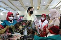 Dekranasda Pariaman Studi Komperatif ke Medan: Lucy: Sharing Pengembangan Industri Kecil dan UMKM