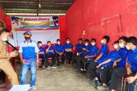 Peserta pelatihan bengkel las di Nagari Kampuang Galapuang Ulakan mendengarkan penjelasan instruktur dalam pelatihan, Senin (5/7). (Dok : Istimewa)