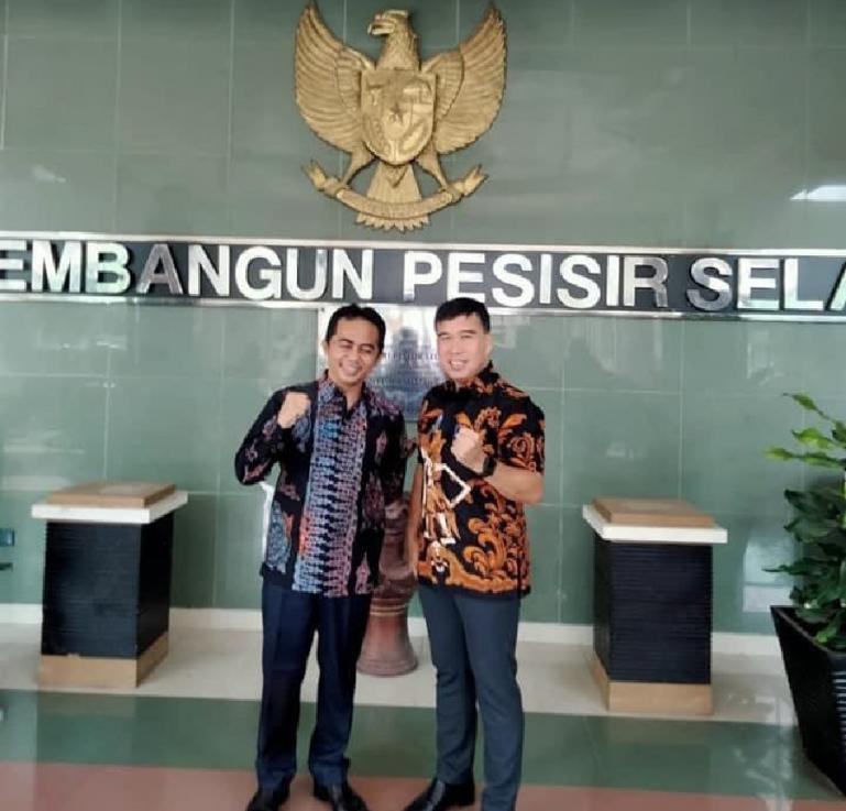 Anggota DPD RI asal Sumbar, Alirman Sori bersama Wakil Bupati Pessel, Rudi Hariyansyah seusai diskusi soal PEN di Pessel, Jumat (23/7). (Dok : Istimewa)