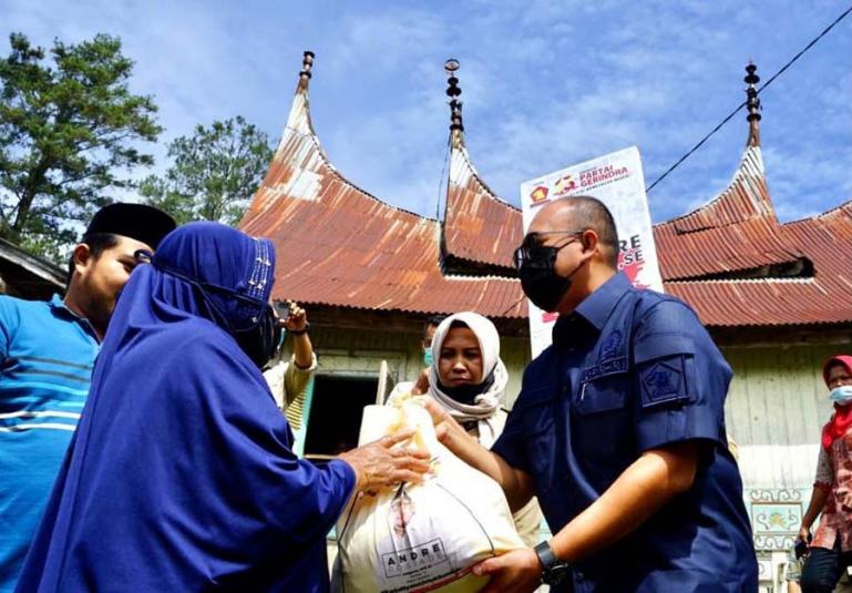 Andre Rosiade saat bagikan sembako untuk warga Nagari Lawan Mandahiling, Kecamatan Salimpaung, Kabupaten Tanahdatar jelang diberlakukannya PPKM di sejumlah daerah di Sumbar. (Dok : Istimewa)