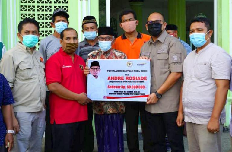 Anggota DPR RI Andre Rosiade menyerahkan bantuan untuk pembangunan Masjid Ash ShalihinAnak Air, Kelurahan Batipuh Panjang, Kecamatan Kototangah, Padang beberapa waktu lalu.