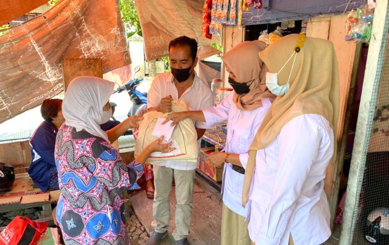Pengurus DPD Gerindra Sumbar menyerahkan bantuan kepada Yani di rumahnya di Rawang, Padang Selatan, Selasa (27/7).