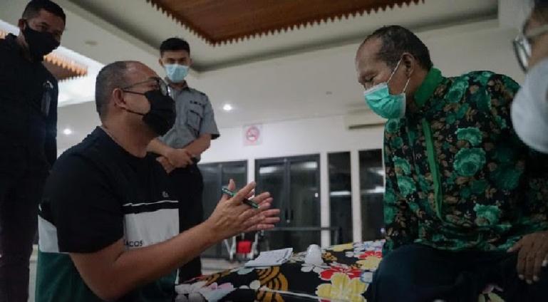 Andre Rosiade berdialog dengan Ujang yang sempat terlunta-lunta di Jakarta dan akan dipulangkan ke Padang, Sumbar. (Dok : Istimewa)
