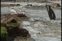 Badan jalan yang ada dipinggir pantai Sungai Pisang digerus gelombang pasang air laut pada Senin dini hari (12/7). (Dok : Istimewa)
