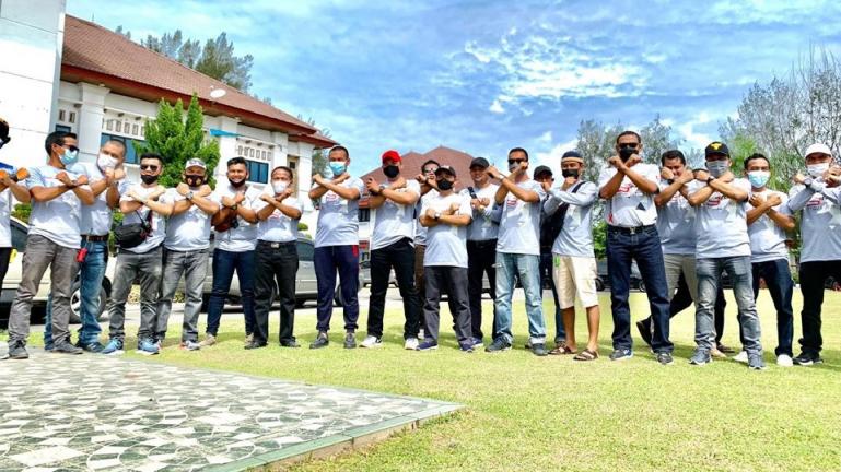 Genius Umar bersama Komunitas Otomotif Xaroman Nissan Xtrail di Balaikota Pariaman, Minggu (4/7). (Dok : Istimewa)