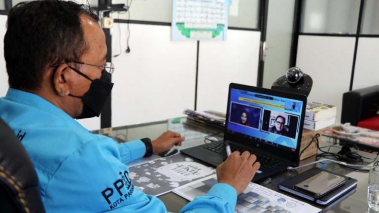 Kepala Dinas Kominfo Kota Pariaman, Hendri saat menjadi narasumber Webinar Gerakan Nasional Literasi Digital 2021 secara virtual, di ruang kerjanya, Kamis (1/7).