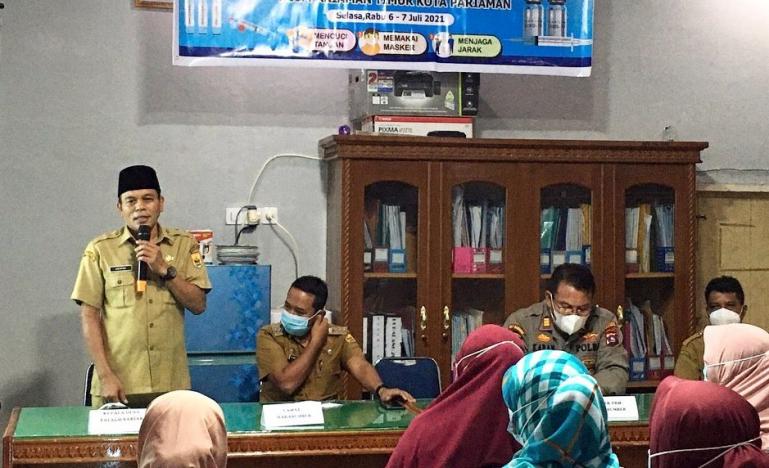 Pjs Kepala Desa Talago Sariak, Hendri saat sosialisasi pelaksanaan vaksinasi massal untuk desa tersebut, Selasa (6/7). (Dok : Istimewa)