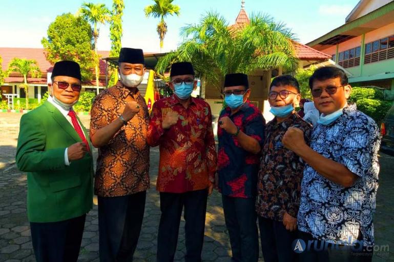 Wali Kota Padang, Hendri Septa bersama pengurus Perguruan Taman Siswa Padang seusai peringatan HUT ke-99 Taman Siswa, Sabtu (3/7). (Dok : Istimewa)