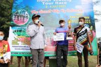 Genius Umar saat berikan hadiah pada para pemenang di iven Pariaman Fun Roller Skating Tour Race, Minggu (4/7). (Dok : Istimewa)