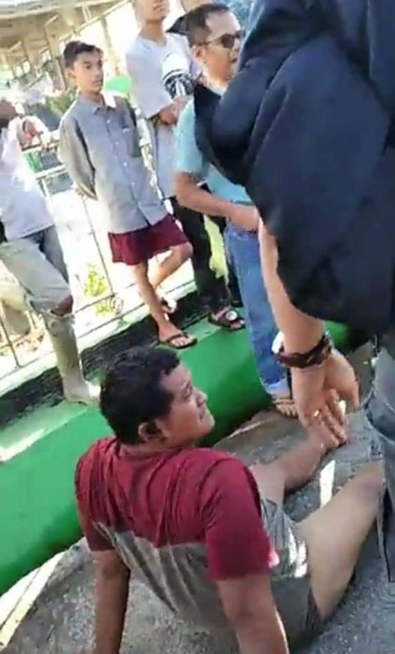 Izet, terduga pelaku pemalakan yang sempat viral di medsos saat berhasil ditangkap jajaran Polda Sumbar di Kabupaten Tanah Datar, Kamis pagi (15/7). (Dok : Istimewa)