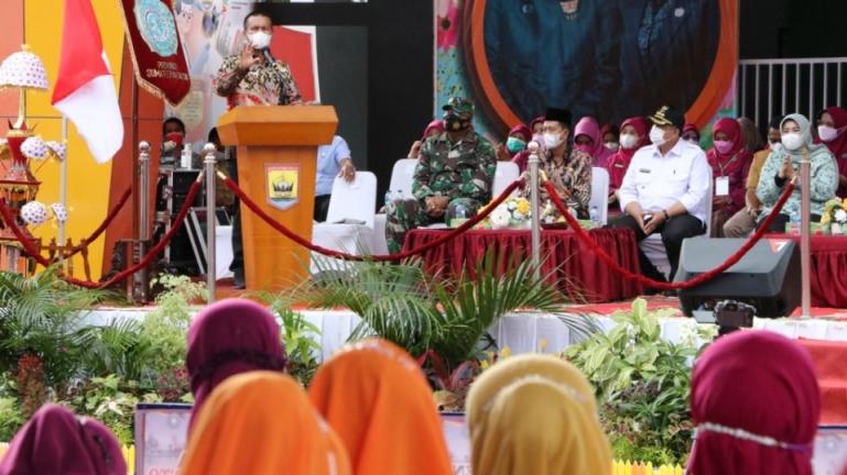 Genius Umar saat menutup pelaksanaan Jambore Kader PKK Ke-XVIII Sumbar, Kamis (8/7). (Dok : Istimewa)