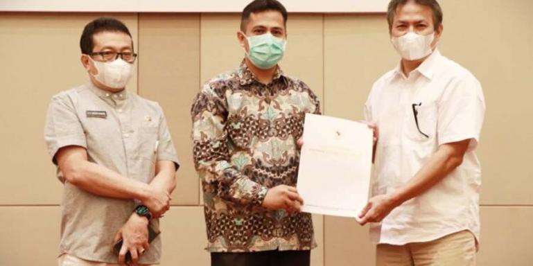 Ketua KI Sumbar, Noval Wiska dan Kadis Kominfo Sumbar, Jasman Rizal saat luncurkan aplikasi e-Monev 2021, Kamis,(1/7). (Dok : Istimewa)