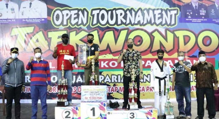Genius Umar saat menutup kejuaraan Taekwondo terbuka Piala Wali Kota Pariaman, Sabtu malam (10/7). (Dok : Istimewa)
