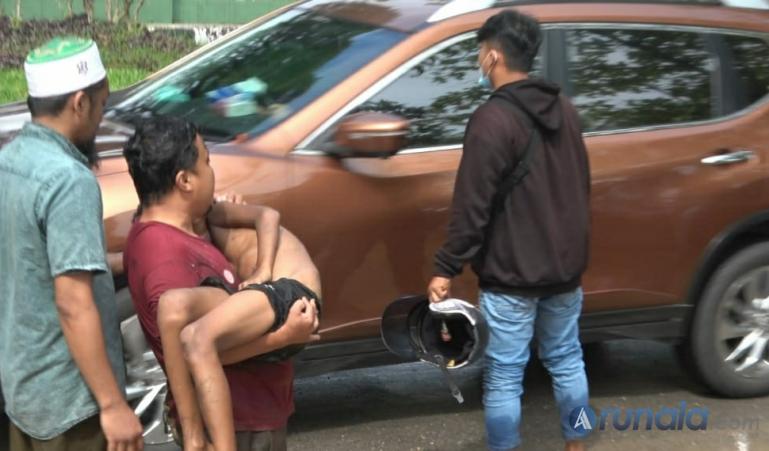 Detik-detik tubuh Adib Abdullah digotong warga yang menyelamatkannya untuk dibawa ke rumah sakit guna mendapatkan pertolongan, Selasa (6/7). (Foto : Derizon)
