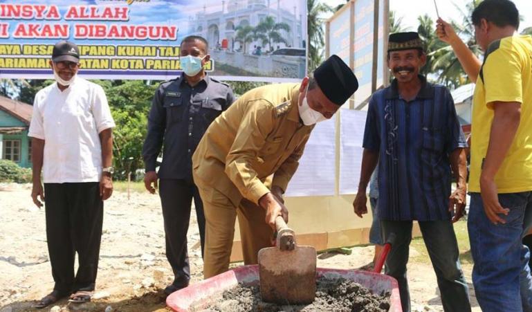 Wali Kota Pariaman, Genius Umar saat letakkan batu pertama pembangunan Masjid Raya Desa Simpang Kuraitaji, Senin (26/7). (Dok : Istimewa)