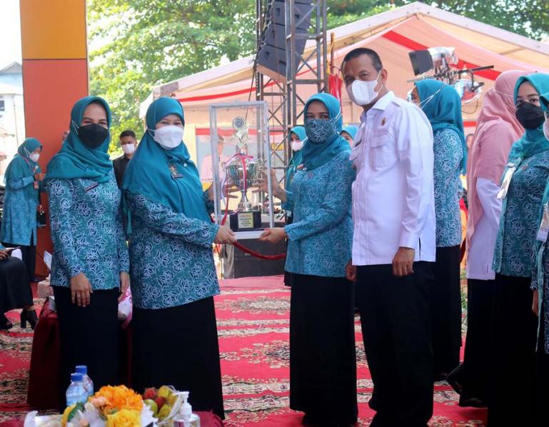 Ketua TP PKK Kota Pariaman, Lucyanel Arlym saat menerima tropi juara umum lomba gerak PKK se Sumbar dari Ketua TP PKK Sumbar, Harneli Bahar di Pariaman, Rabu (7/7). (Dok : Istimewa)