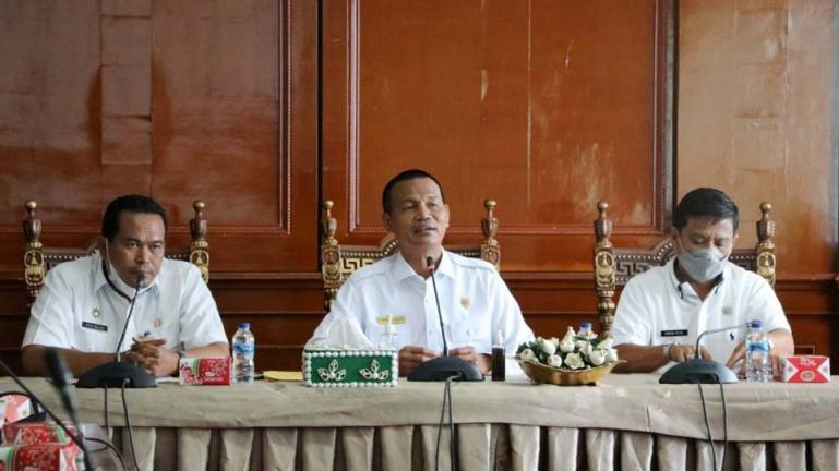 Genius Umar saat pimpin rapat optimalisasi dan evaluasi pemungutan pajak dan restribusi daerah, Rabu (14/7). (Dok : Istimewa)