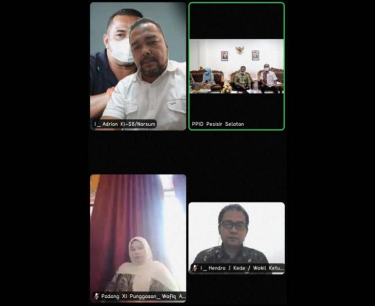 Komisioner KI Sumbar, Adrian Tuswandi berdialog dengan salah seorang PPID Nagari yang ada di Pessel secara zoom metting dalam rakor PPID se Pessel, Kamis (27/7). (Dok : Istimewa)