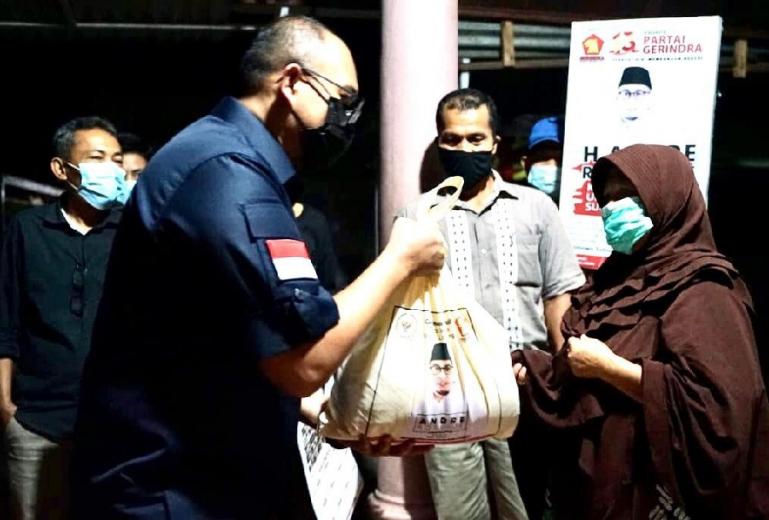 Andre Rosiade saat serahkan bantuan kepada warga di Padang beberapa waktu lalu. (Dok : Istimewa)