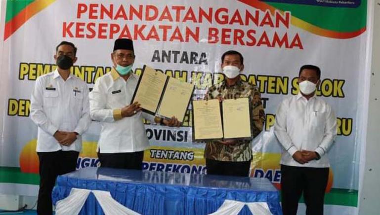 Bupati Solok, Epyardi Asda dan Wali Kota Pekanbaru, Firdaus menunjukkan naskah MoU yang dibuat terkait sektor perekonimian, Rabu (30/6). (Dok : Istimewa)