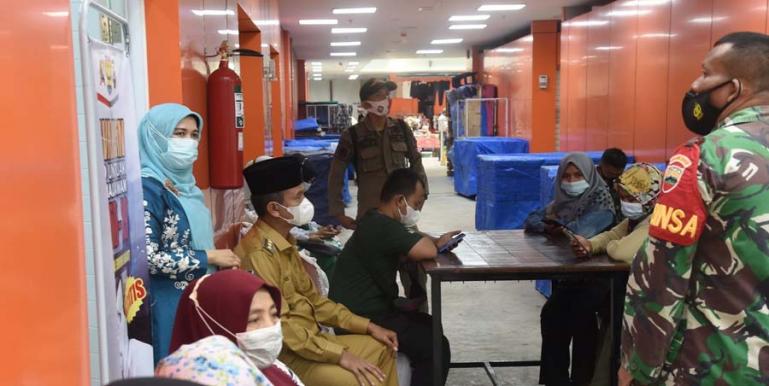 Wali Kota Pariaman, Genius Umar memantau langsung pelaksanaan vaksinasi Covid-19 bagi pengunjung dan pedagang di Pasar Rakyat Pariaman, Selasa (6/7). (Dok : Istimewa)