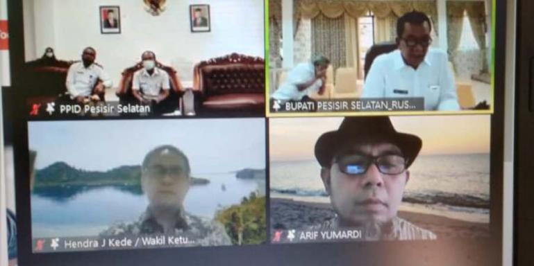 Bupati Pessel Rusma Yul Anwar ikut saksikan zoom meeting rakor PPID Pembantu di Pessel dengan pemateri antara lain Wakil Ketua KI Pusat, Hendra J Kede, Rabu (21/7). (Dok : Istimewa)