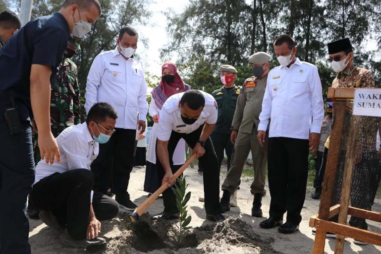 Wagub Sumbar, Audy Joinaldy saat menanam bibit pohon Pinago di kawasan Pantai Gandorian, Kota Pariaman, Rabu (7/7). (Dok : Istimewa)