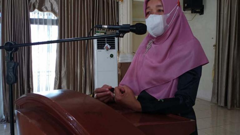Kadis Kesehatan Kota Pariaman, Nazifah saat membuka pelaksanaan sekolah komunikasi lansia di kota itu, Sabtu (3/7). (Dok : Istimewa)