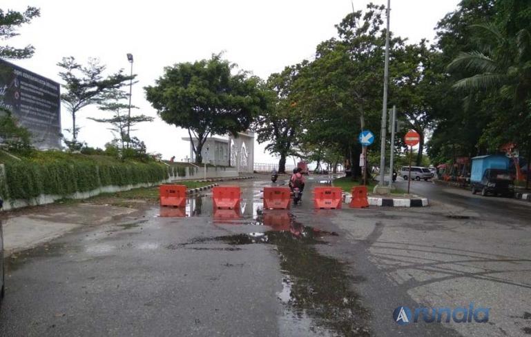Jalan menuju kawasan wisata Pantai Padang di perempatan Puja Sera Padang, ditutup karena penerapan PPKM Darurat, Selasa (13/7). (Foto : Derizon).