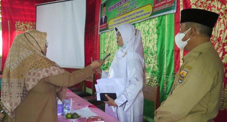 Kepala MTsN 1 Kota Pariaman, Nur Eliwati sedang di wawancarai terkait kegiatan Lokakarya yang dilaksanakannya, Senin (5/7). (Dok : Istimewa)