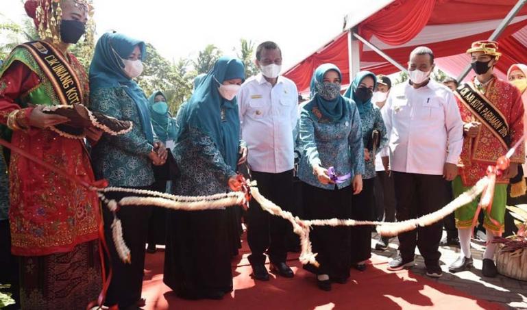 Ketua TP PKK Sumbar, Harneli Bahar saat meresmikan stand pameran UP2K peserta Jambore PKK se Sumbar, Rabu siang (7/7). (Dok : Istimewa)