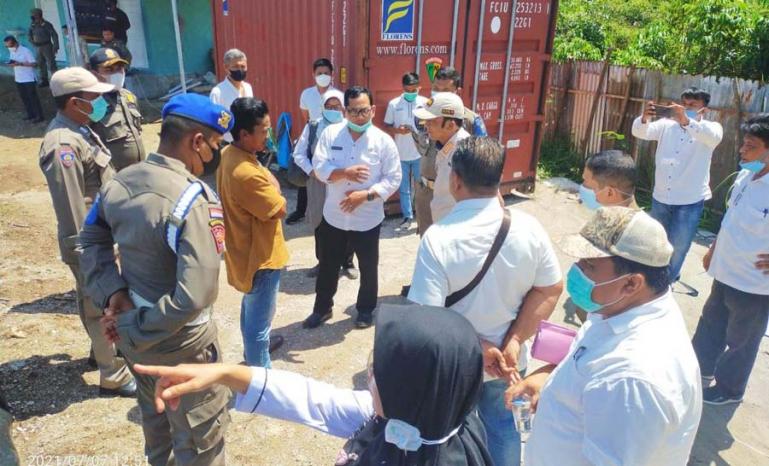 Tim terpadu saat berikan teguran pada salah seorang pengawas tambak udang Korong Tiram Nagari Tapakih, Rabu (7/7). (Dok : Istimewa)